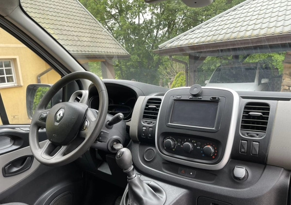 Renault Trafic cena 36000 przebieg: 186000, rok produkcji 2015 z Czarne małe 562